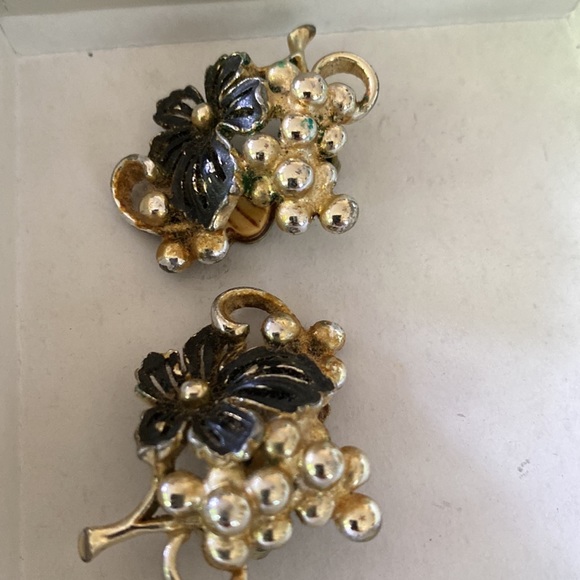 1960's SARAH COVENTRY — Black Iris Brooch/Pendant w/ matching clip on Earrings - Picture 5 of 7